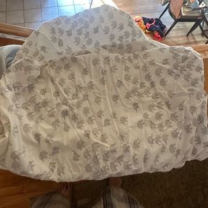 Two complimenting each other baby crib sheets